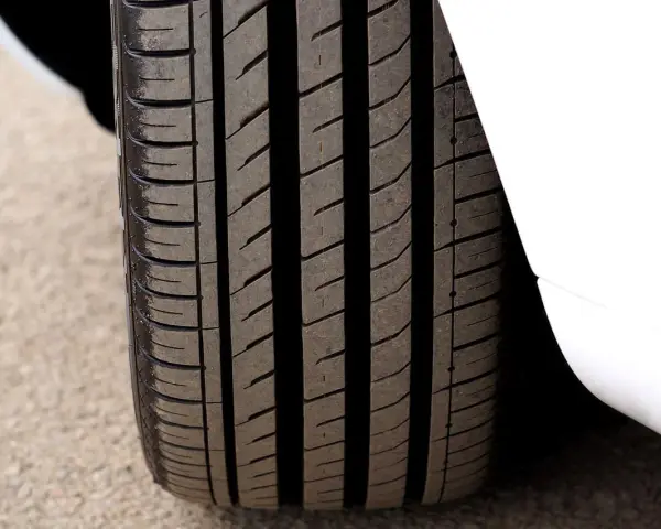 Gomme auto con battistrada residuo 5 mm. La profondità del battistrada è ancora buona per affrontare la strada.