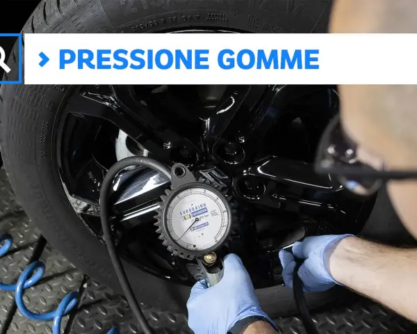 Controllo pressione gomme auto con manometro. Assicurati di gonfiare le gomme alla giusta pressione per la sicurezza.