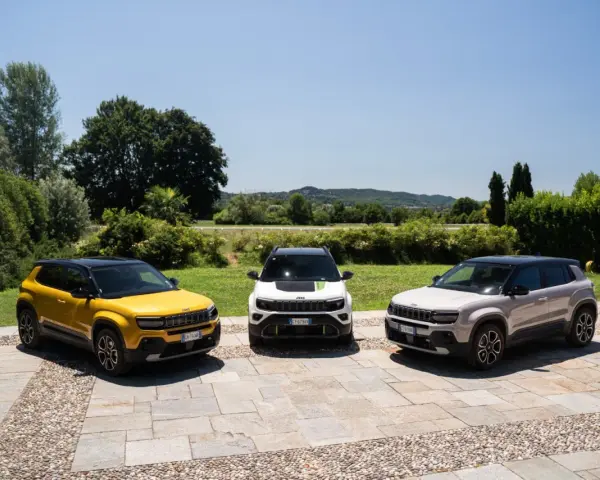 Tre Jeep Avenger, una gialla, una bianca e una grigia, parcheggiate all'aperto. Ottimi incentivi auto full hybrid per chi cerca un SUV ecologico.
