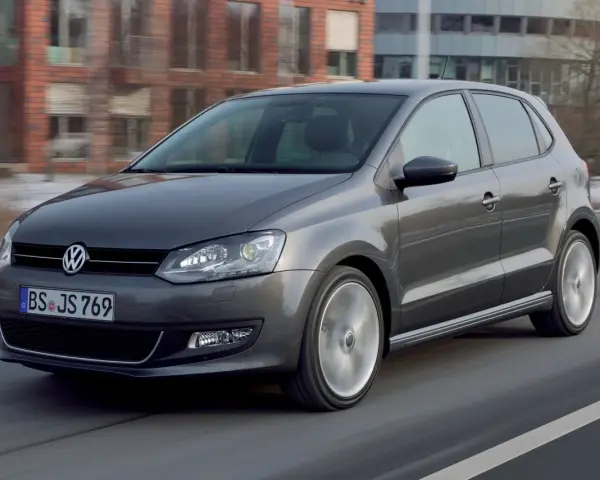 Volkswagen Polo grigia in movimento. Per il tagliando Volkswagen Polo ogni quanto? Consulta il libretto o il tuo meccanico.