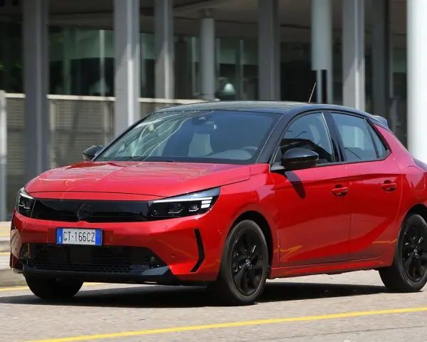 Opel Corsa 1.2 benzina rossa in movimento. Per il tagliando, ogni quanto?