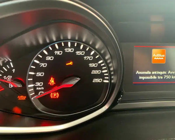 Spia AdBlue non si spegne dopo rabbocco Renault. Anomalia antinquinamento, avvio impossibile tra 750 km.