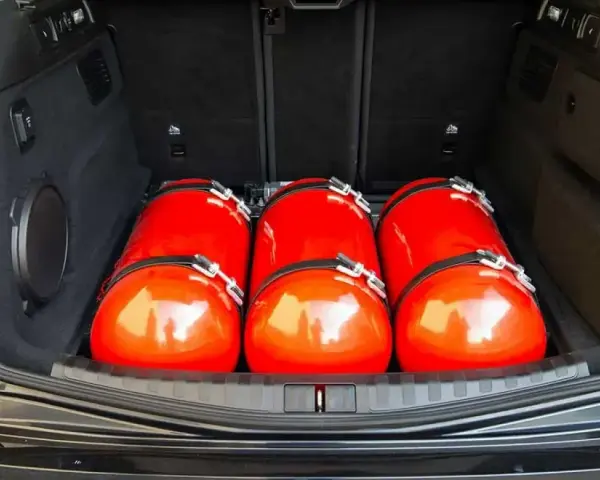 Bagagliaio con bombole GPL rosse. Informazioni su euro 4 GPL fino a quando possono circolare.