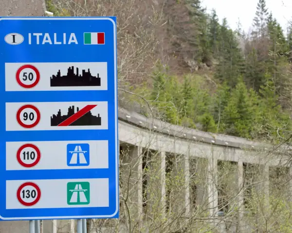 Cartello stradale italiano con limiti di velocità: 50, 90 (fine), 110 e 130 km/h.