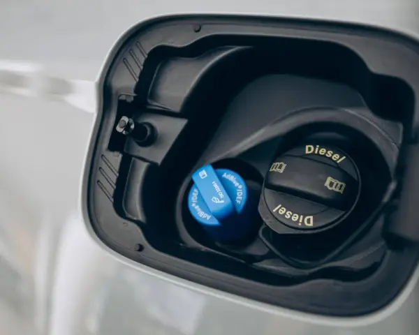 Tappo blu AdBlue e tappo nero Diesel nel vano carburante. Meglio AdBlue alla pompa o in tanica?