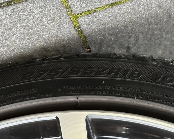 Gomme 275/35ZR19. Attenzione a montare gomme diverse davanti e dietro, potrebbe causare problemi.