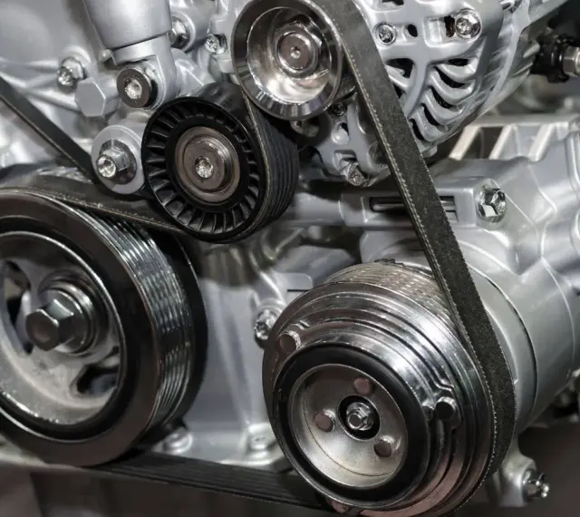 Dettaglio di un motore con cinghia a bagno d'olio, che mostra pulegge e componenti. Alcuni motori moderni utilizzano questo sistema.