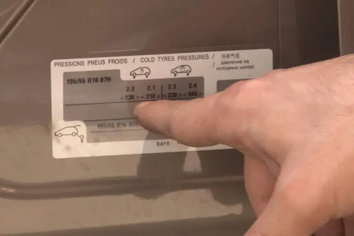 Etichetta con pressioni pneumatici 195/55 R16 87H. Dati in bar per diverse condizioni di carico.