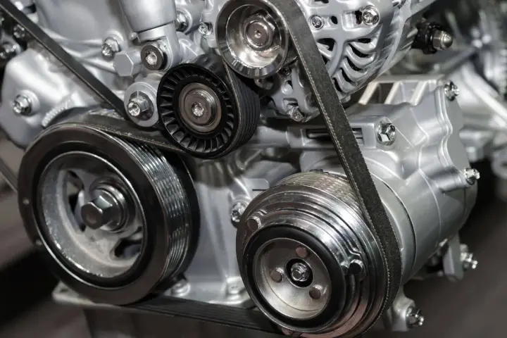 Dettaglio di un motore con cinghia a bagno d'olio, che mostra pulegge e componenti. Alcuni motori moderni utilizzano questo sistema.