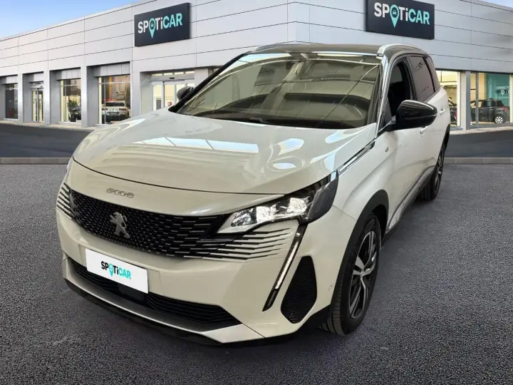 Peugeot 3008 bianco davanti a uno showroom Spoticar. Scopri il costo tagliando Peugeot 3008 per la tua auto.