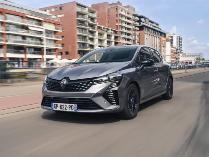 Un'auto grigia moderna sfreccia in città, perfetta per i neopatentati che cercano stile e sicurezza.