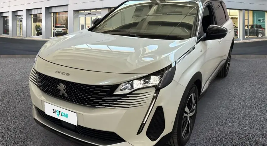 Peugeot 3008 bianco davanti a uno showroom Spoticar. Scopri il costo tagliando Peugeot 3008 per la tua auto.