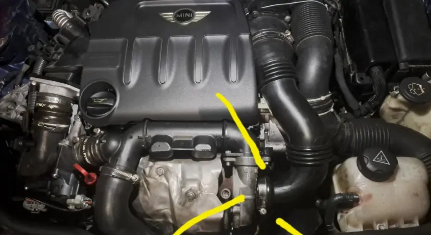 Motore Mini Cooper con evidenziata una possibile perdita olio motore lato destro, vicino al turbo.