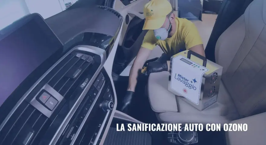 Un operatore effettua la sanificazione auto con ozono, utilizzando un macchinario per un ambiente interno igienizzato e sicuro.