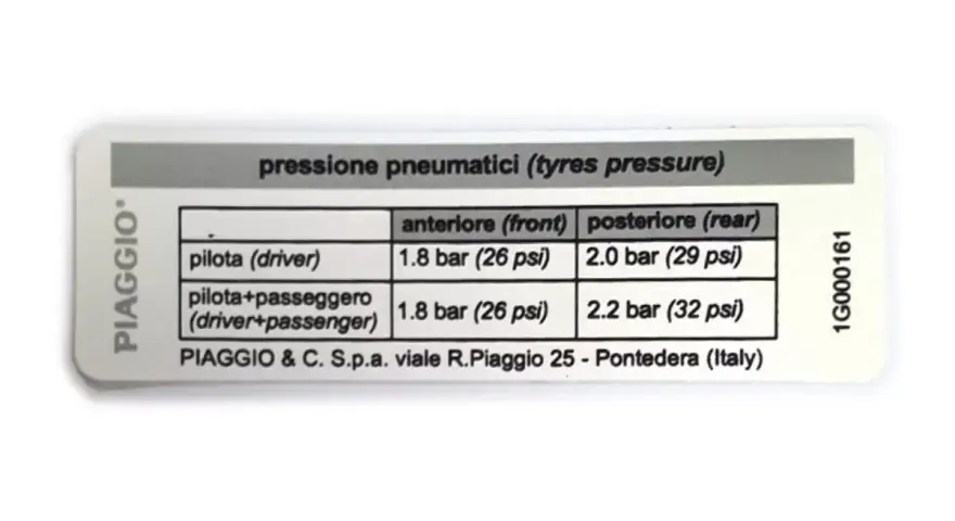 Etichetta con pressione pneumatici Vespa 50 Special: 1.8 bar (anteriore) e 2.0/2.2 bar (posteriore) a seconda del carico.
