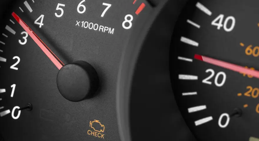 Cruscotto auto con spia motore accesa ma nessun problema. Tachimetro e contagiri visibili.