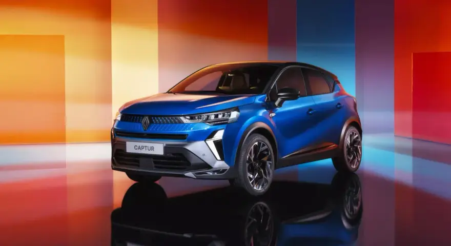 Renault Captur blu, con cerchi in lega dal design sportivo. Le gomme sono adatte a un SUV compatto, pronte per ogni avventura.