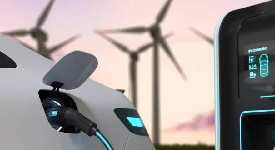 Auto elettrica in carica con turbine eoliche sullo sfondo. Un futuro sostenibile con il sogei bonus auto elettriche.
