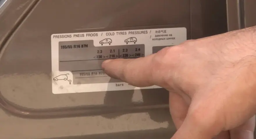 Etichetta con pressioni pneumatici 195/55 R16 87H. Dati in bar per diverse condizioni di carico.