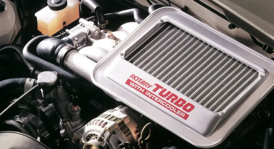 Motore rotativo turbo con intercooler. L'intercooler raffredda l'aria compressa dal turbo, migliorando le prestazioni.