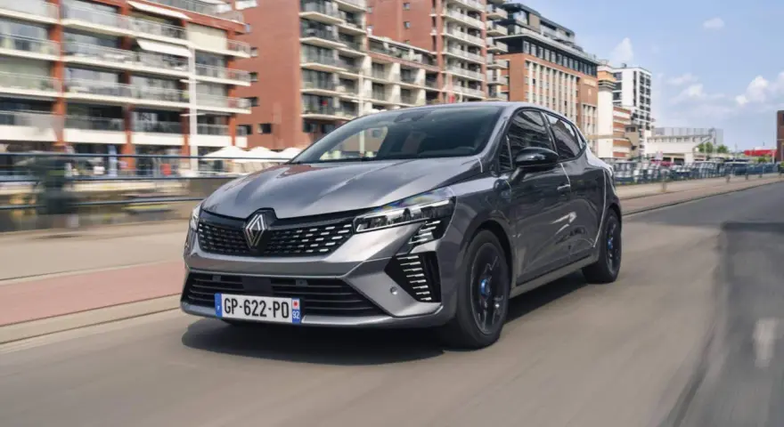 Un'auto grigia moderna sfreccia in città, perfetta per i neopatentati che cercano stile e sicurezza.