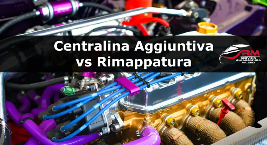 Motore elaborato con tubi viola e cavi blu. Il testo indica "Centralina Aggiuntiva vs Rimappatura", suggerendo un confronto tra metodi per ottimizzare le prestazioni del motore.