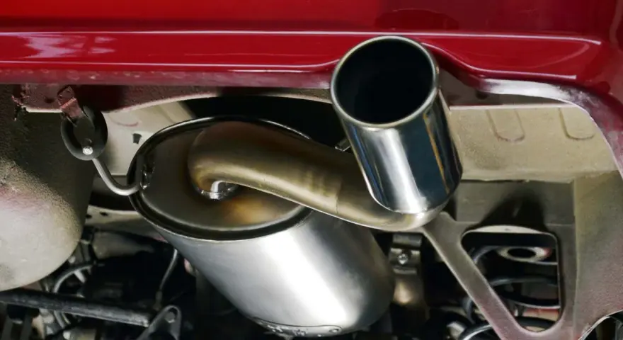 Il silenziatore dell'auto, parte essenziale per ridurre il rumore.