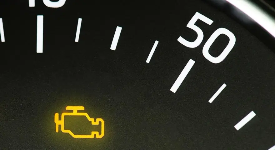 Spia avaria motore accesa: cosa fare? Il cruscotto mostra la spia gialla del motore e il tachimetro.