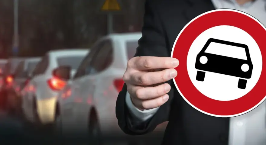 Divieto di circolazione per auto a benzina Euro 4. Il segnale stradale indica restrizioni per i veicoli inquinanti.