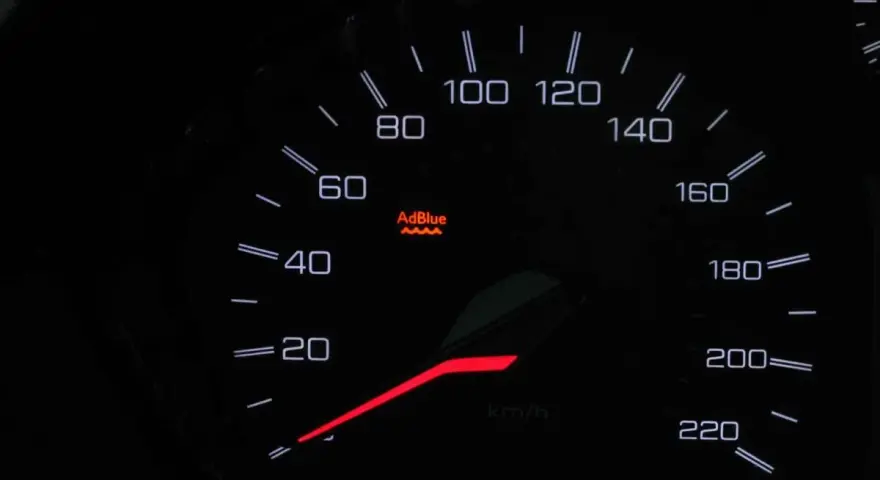 Cruscotto auto con spia AdBlue accesa, nonostante il rabbocco. Il problema persiste.