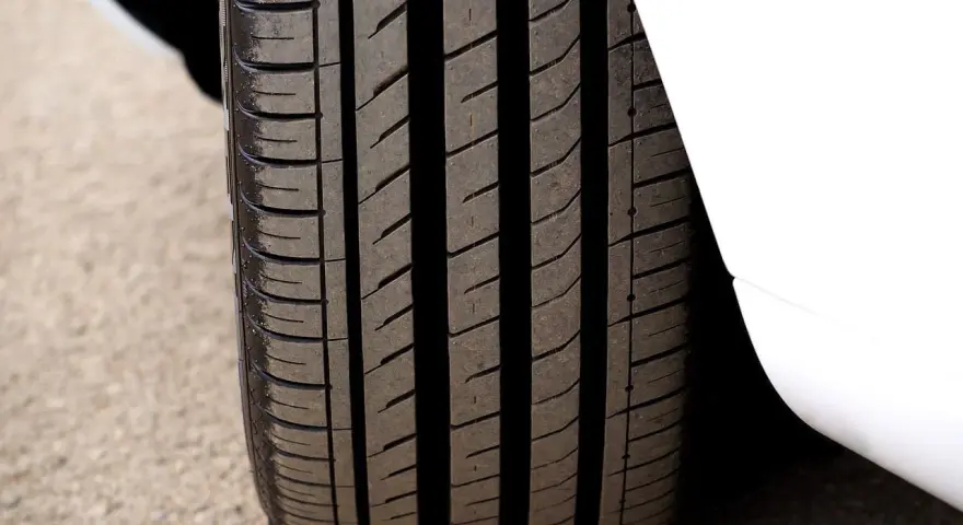 Gomme auto con battistrada residuo 5 mm. La profondità del battistrada è ancora buona per affrontare la strada.