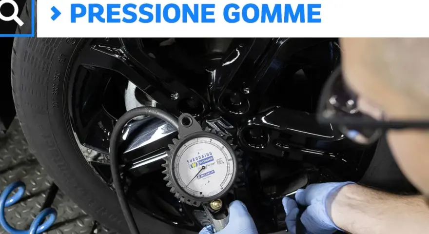 Controllo pressione gomme auto con manometro. Assicurati di gonfiare le gomme alla giusta pressione per la sicurezza.
