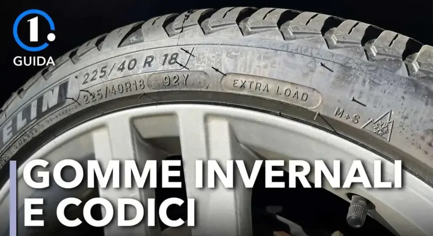 Gomme invernali per auto elettriche: dettaglio del battistrada con sigle M+S e fiocco di neve, per una guida sicura.