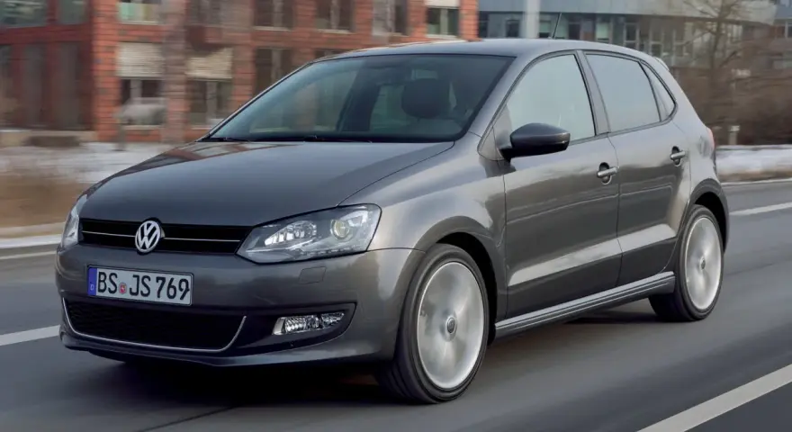 Volkswagen Polo grigia in movimento. Per il tagliando Volkswagen Polo ogni quanto? Consulta il libretto o il tuo meccanico.