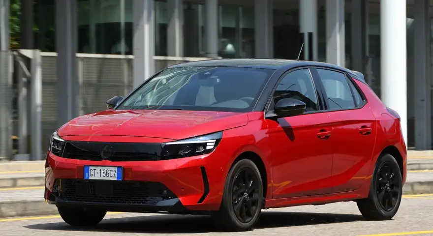 Opel Corsa 1.2 benzina rossa in movimento. Per il tagliando, ogni quanto?
