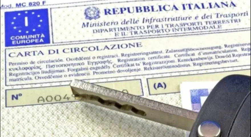 Carta di circolazione e chiave dell'auto, documenti obbligatori in auto per viaggiare in regola.