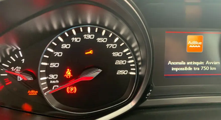 Spia AdBlue non si spegne dopo rabbocco Renault. Anomalia antinquinamento, avvio impossibile tra 750 km.