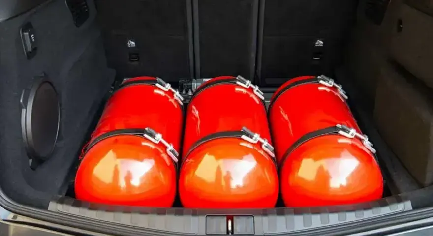 Bagagliaio con bombole GPL rosse. Informazioni su euro 4 GPL fino a quando possono circolare.