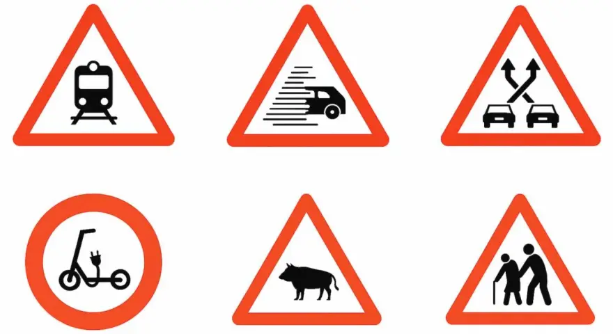 Cartelli stradali: divieto di transito per treni, auto veloci, incrocio, monopattini elettrici, animali (cinghiali) e pedoni anziani.