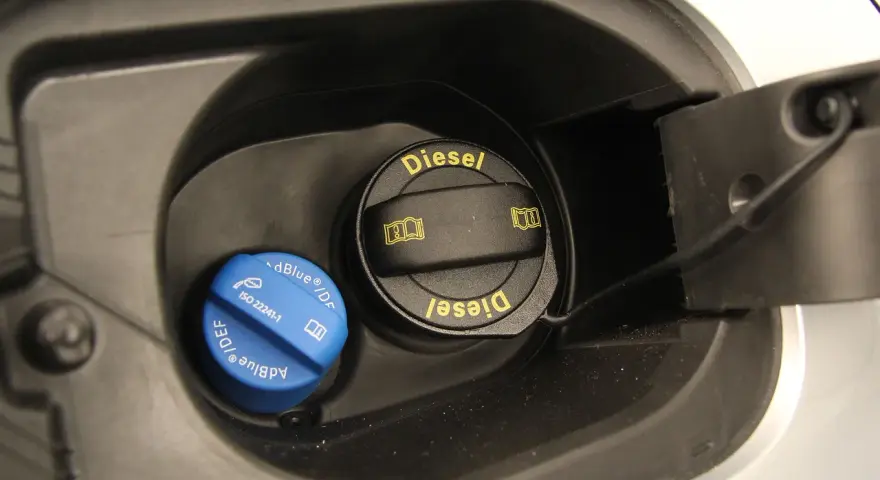 Tappo blu per AdBlue e tappo nero per Diesel, pronti per il rifornimento.