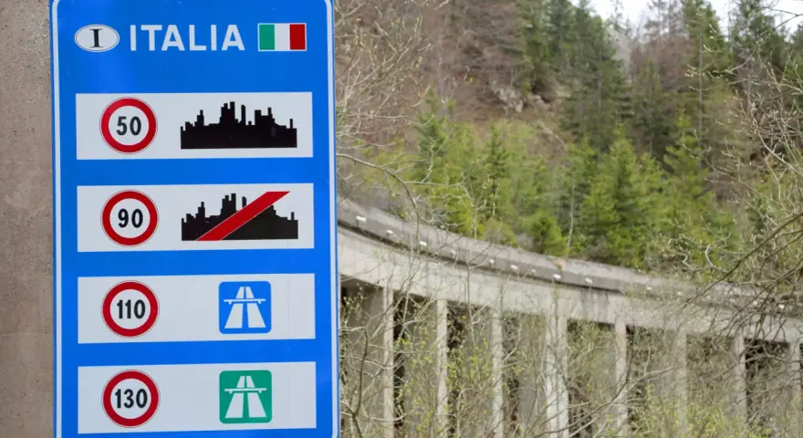 Cartello stradale italiano con limiti di velocità: 50, 90 (fine), 110 e 130 km/h.