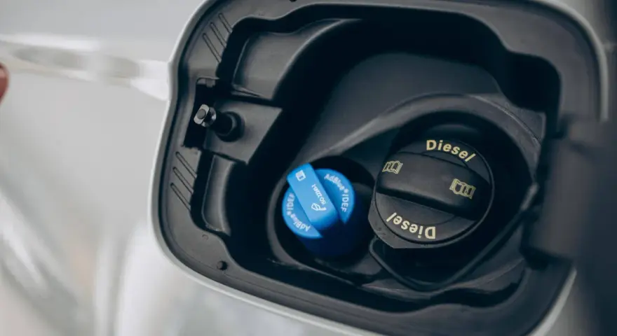Tappo blu AdBlue e tappo nero Diesel nel vano carburante. Meglio AdBlue alla pompa o in tanica?
