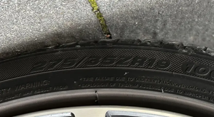 Gomme 275/35ZR19. Attenzione a montare gomme diverse davanti e dietro, potrebbe causare problemi.