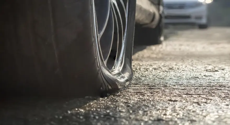 Gomma sgonfia sul ciglio della strada. Quanto dura la schiuma pneumatici in queste condizioni?