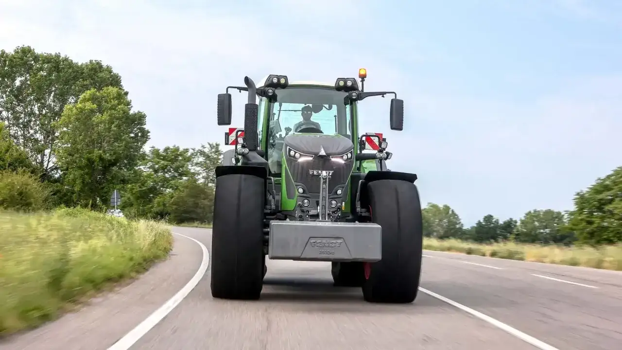 Trattore Fendt in movimento su strada, con attenzione ai limiti di velocit&agrave; macchine agricole.