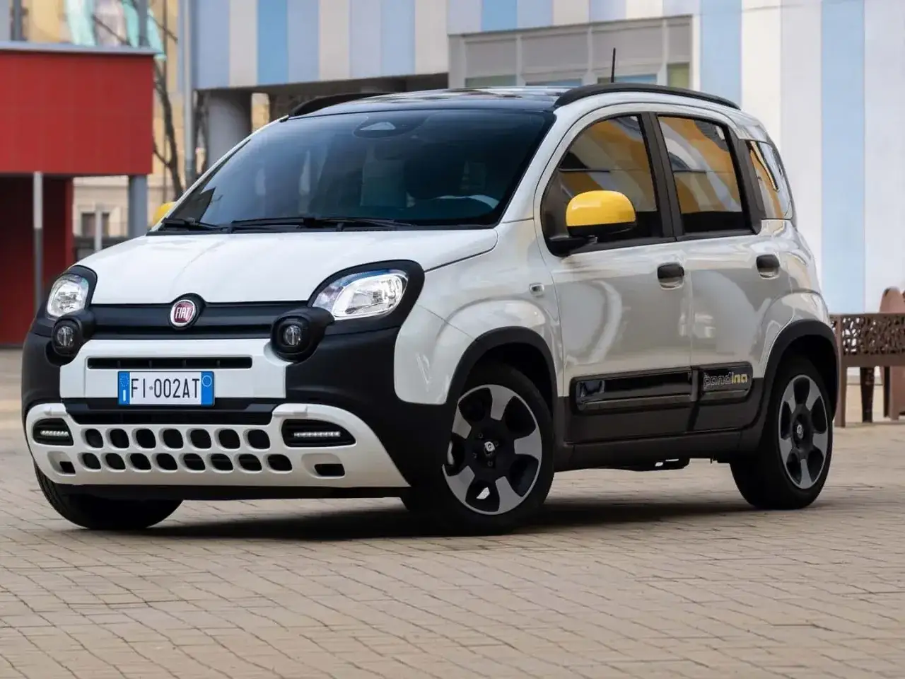 Fiat Panda bianca con dettagli gialli, un'auto agile e perfetta per la citt&agrave;, con un motore efficiente.