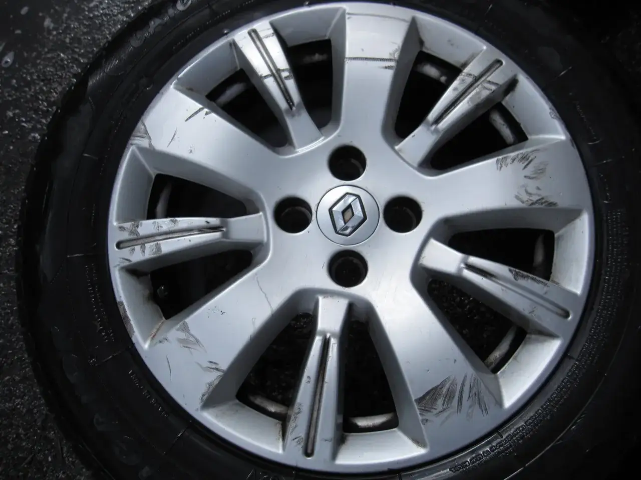 Cerchi in lega della Renault Captur con segni di usura, il pneumatico &egrave; un Goodyear.
