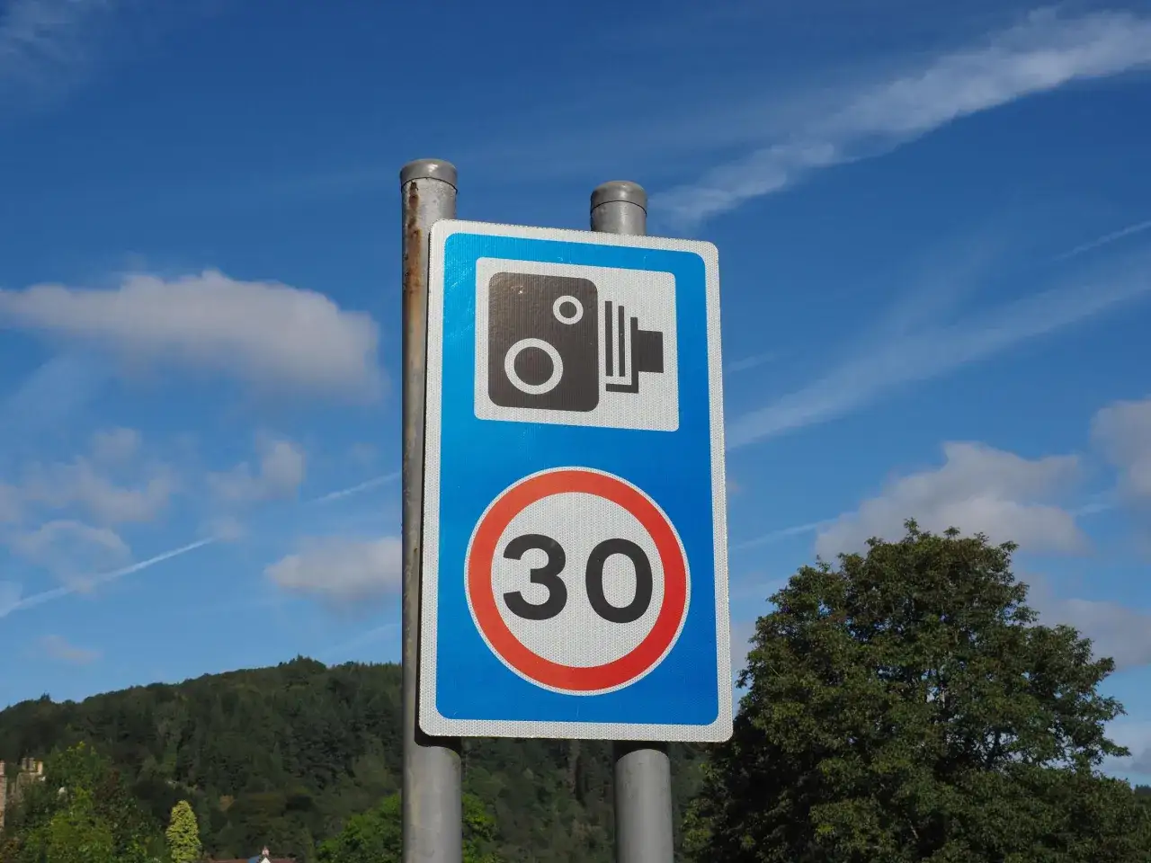 Cartello stradale con indicazione di autovelox e limite di velocit&agrave; di 30 km/h. Attenzione ai limiti di velocit&agrave;!