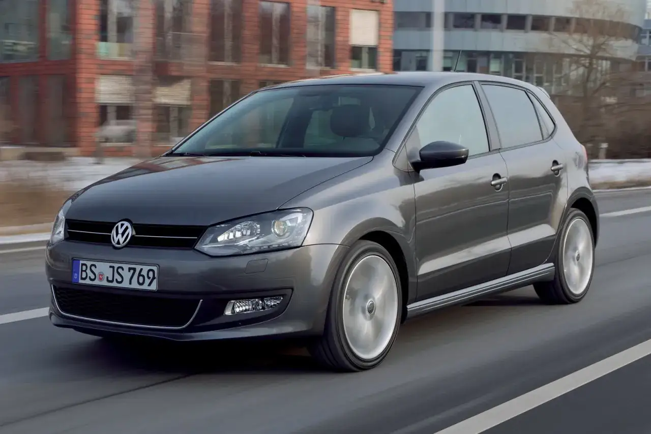 Volkswagen Polo grigia in movimento. Per sapere il tagliando Volkswagen Polo ogni quanto, consulta il libretto di manutenzione.