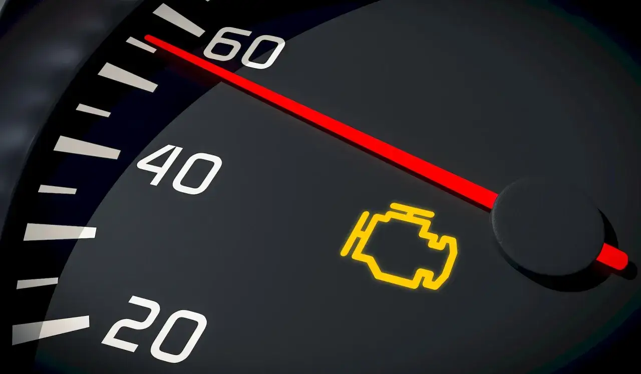 Cruscotto auto con spia motore accesa, ma tutto funziona perfettamente.